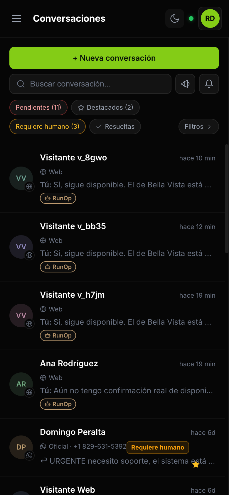 El dashboard de RunOp abierto en un teléfono, con la bandeja de conversaciones